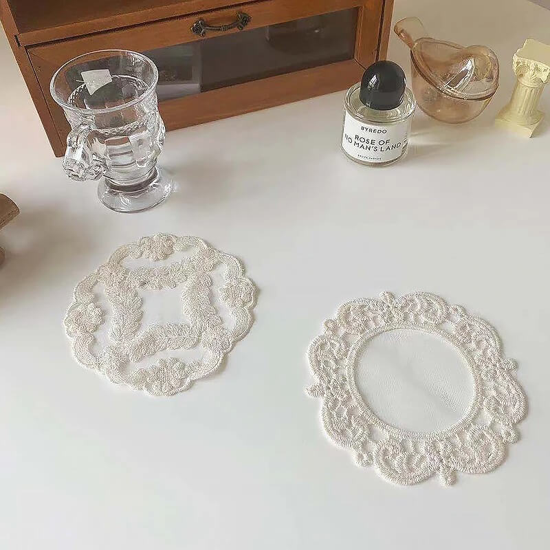 Podkładka na stół z koronki doily Coquette