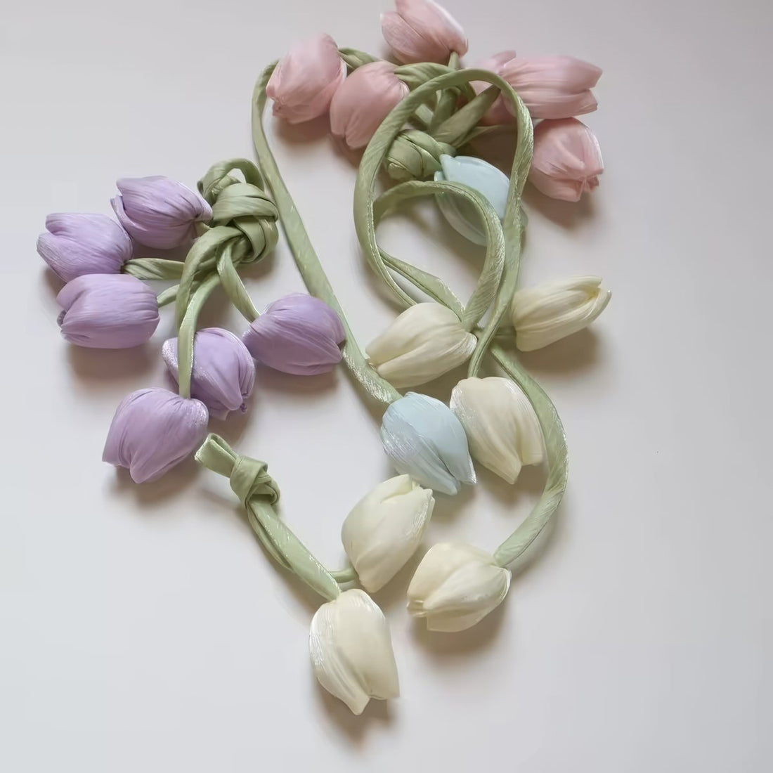 Zestaw ozdobnych kokardek z tulipanami w stylu cottagecore