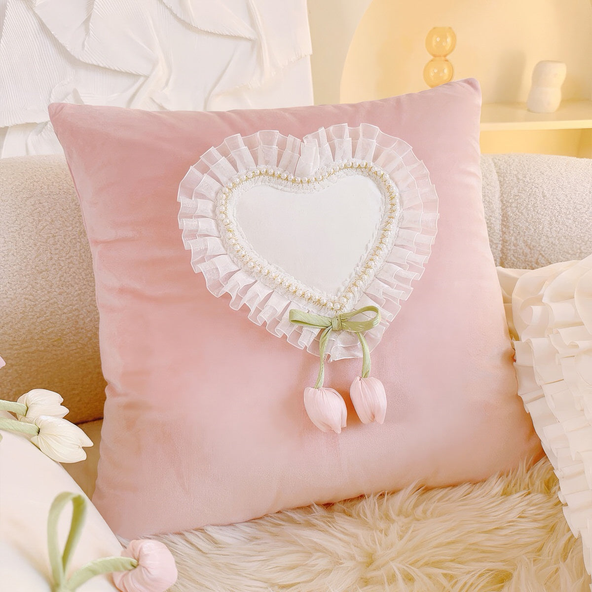 Francuska vintageowa poszewka na poduszkę z tulipanami i falbankami