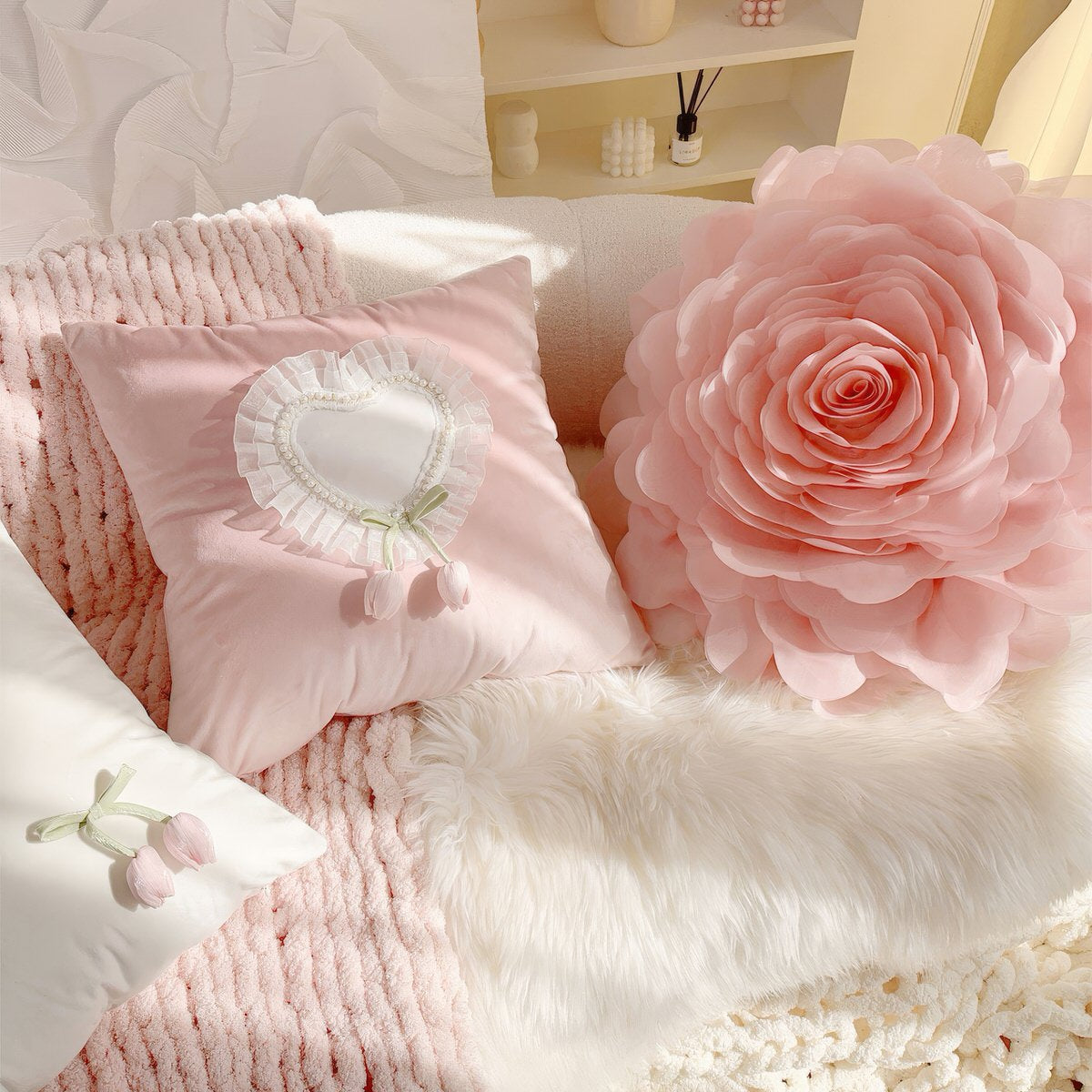 Francuska vintageowa poszewka na poduszkę z tulipanami i falbankami