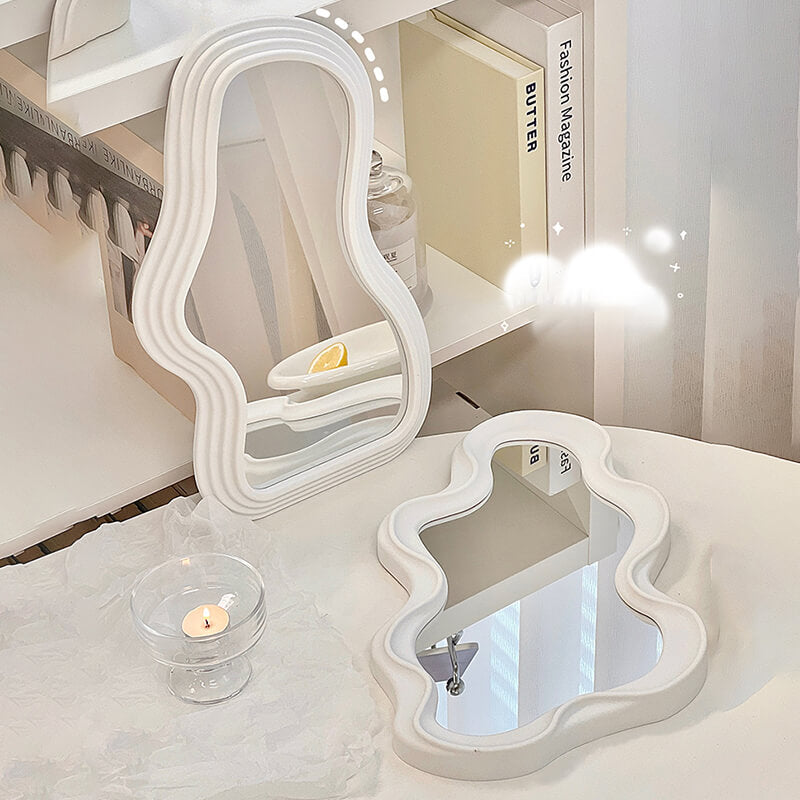 Nieregularne zakrzywione lustro ścienne