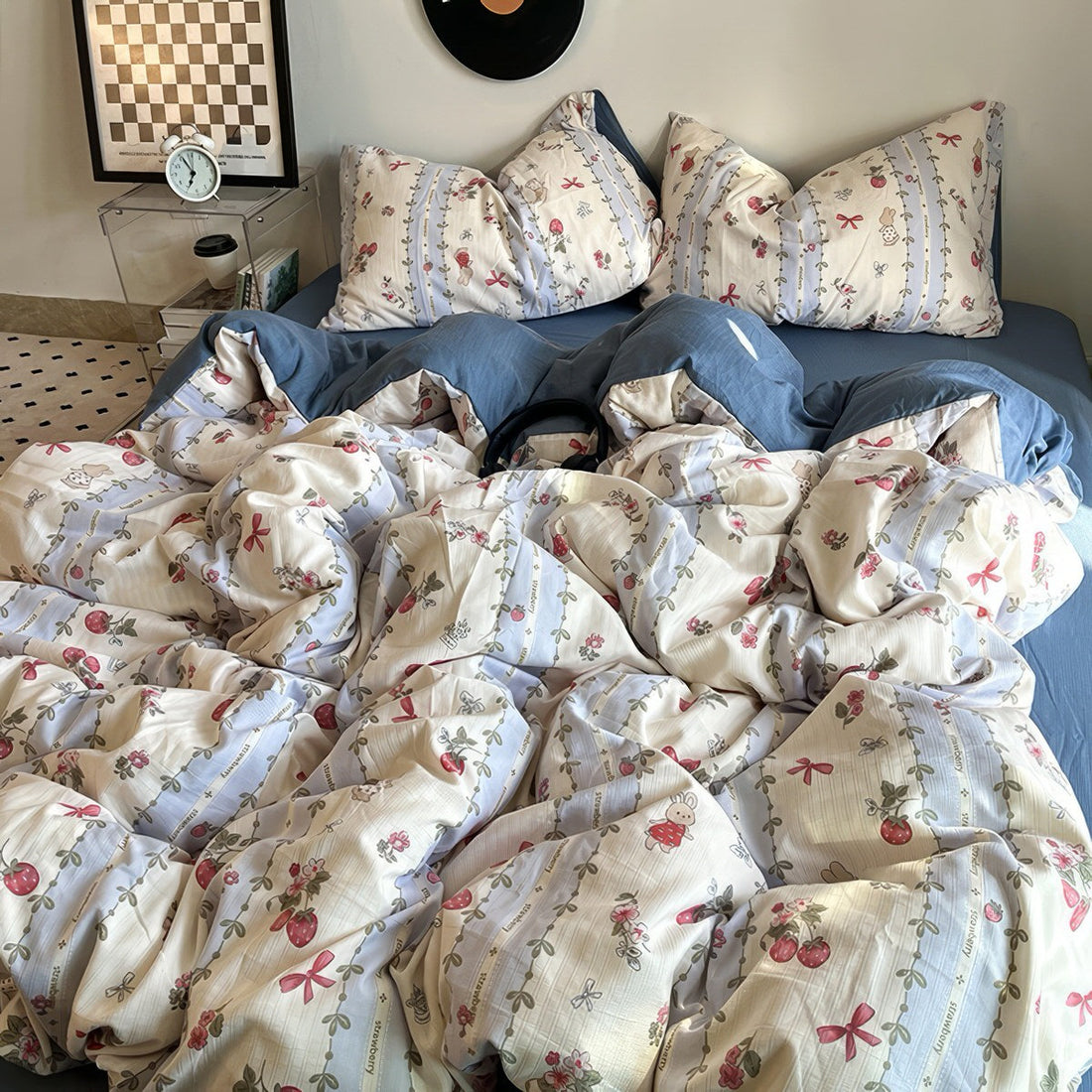 Wiktoriański zestaw pościeli z kwiatowym motywem truskawkowym