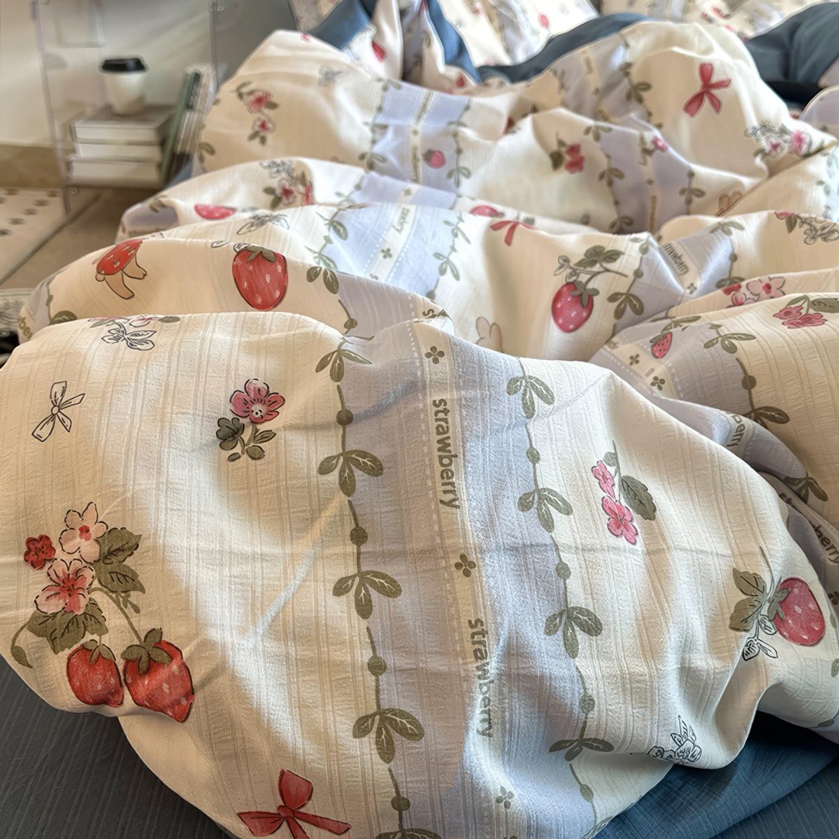 Wiktoriański zestaw pościeli z kwiatowym motywem truskawkowym