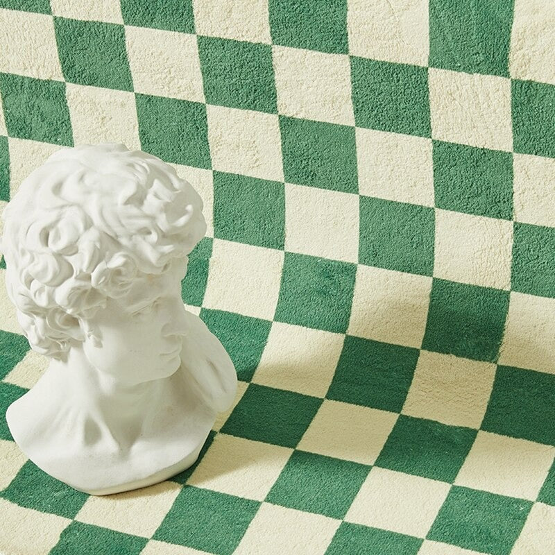 Kraciaty dywanik przy łóżku