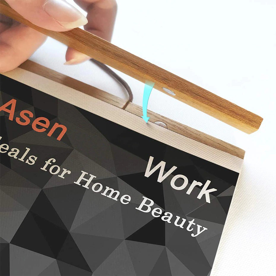 drewniany wieszak na plakaty