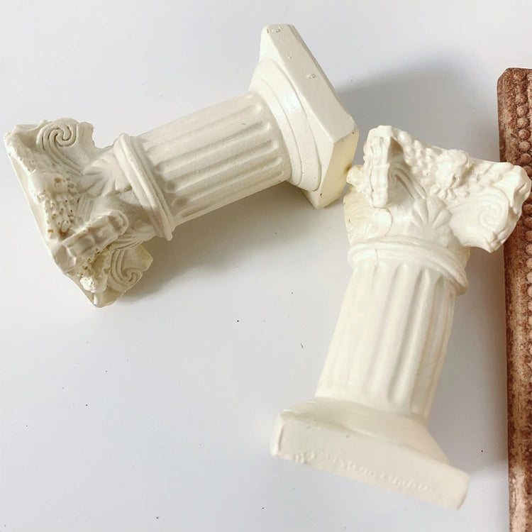 Antyczny świecznik na stojaku