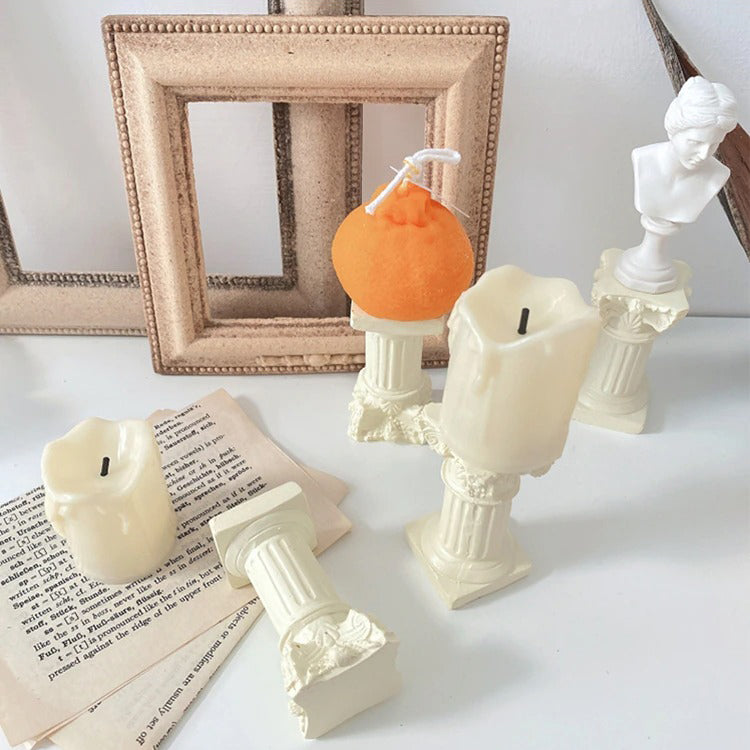 Antyczny świecznik na stojaku