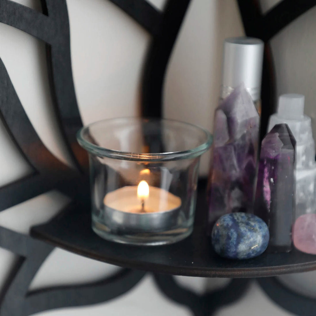 Czarna Drewniana Półka Dekoracyjna Lotus na Rzut Kamiennej Ściany