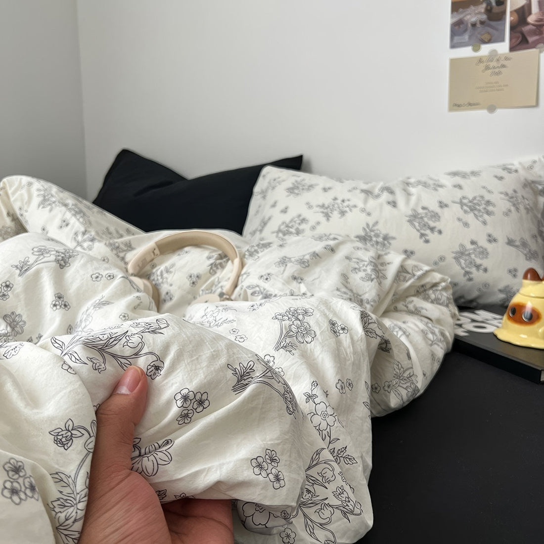 Zestaw pościeli z czarnym konturami kwiatów