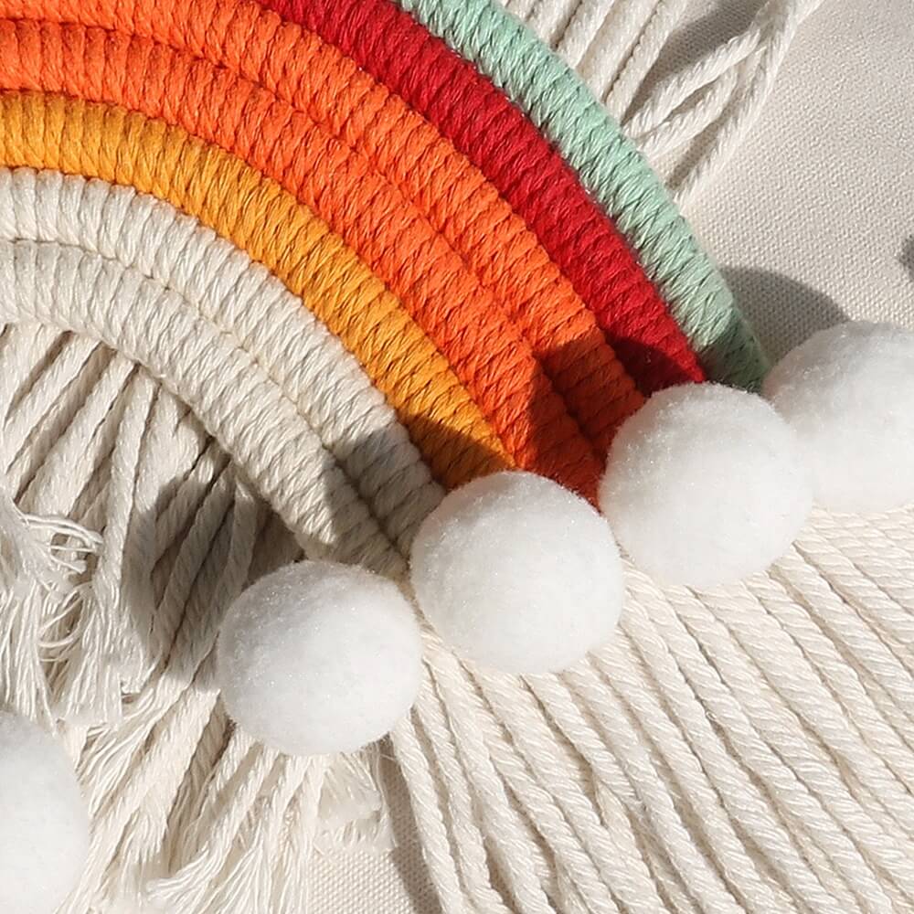 Dekoracja ścienna z makramy w kształcie tęczy