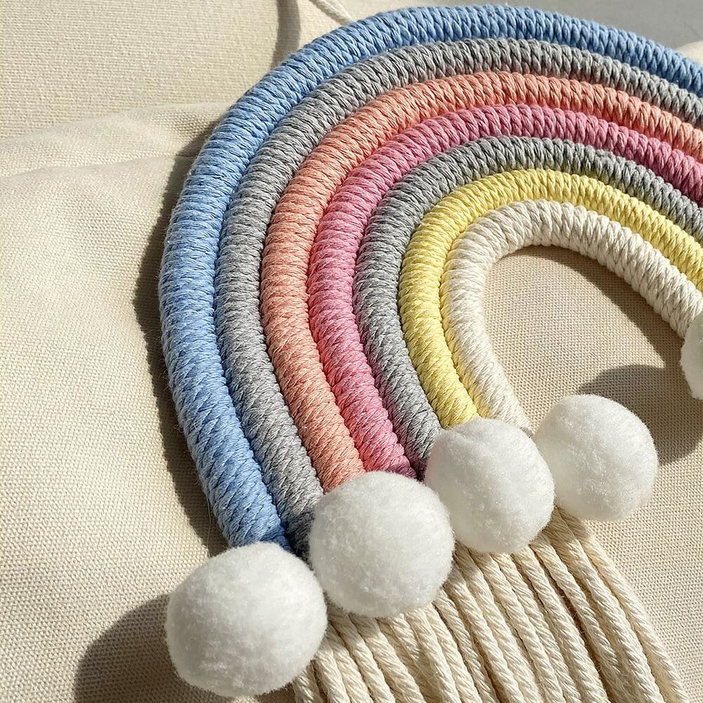 Dekoracja ścienna z makramy w kształcie tęczy