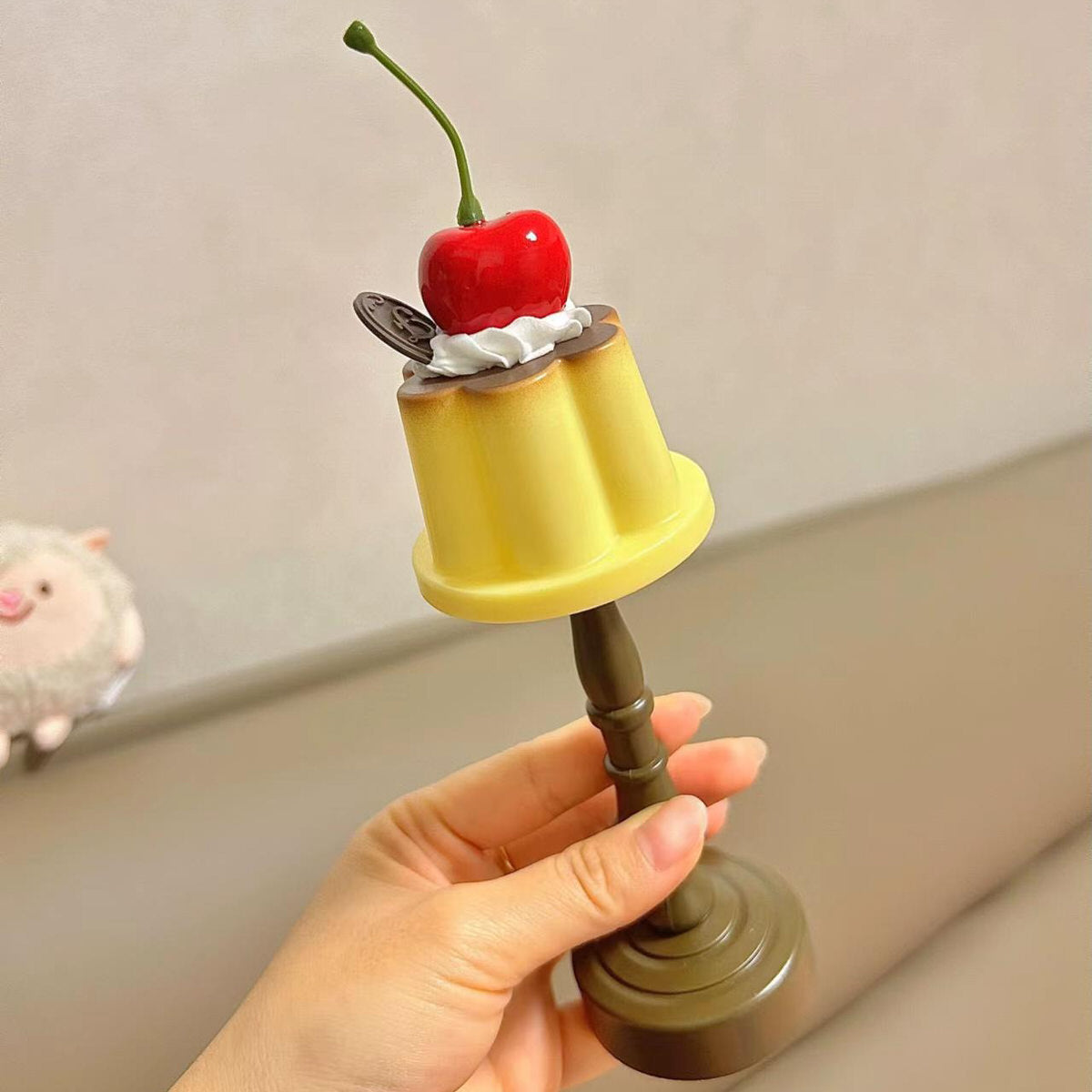 Mini lampka stołowa z wiśniowym puddingu