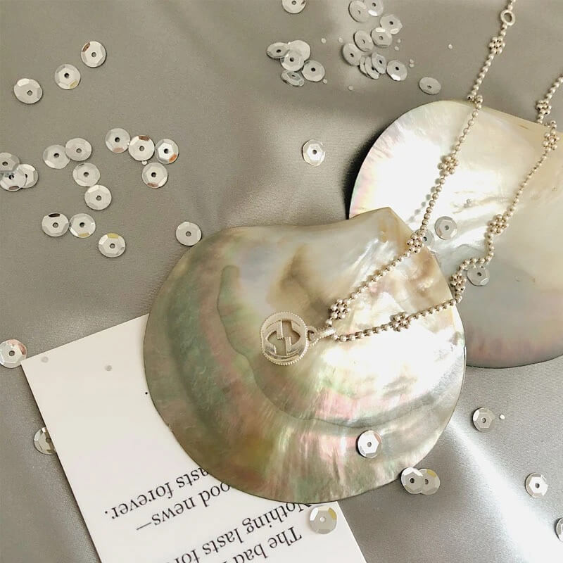 czarna podstawa na biżuterię w kształcie motyla