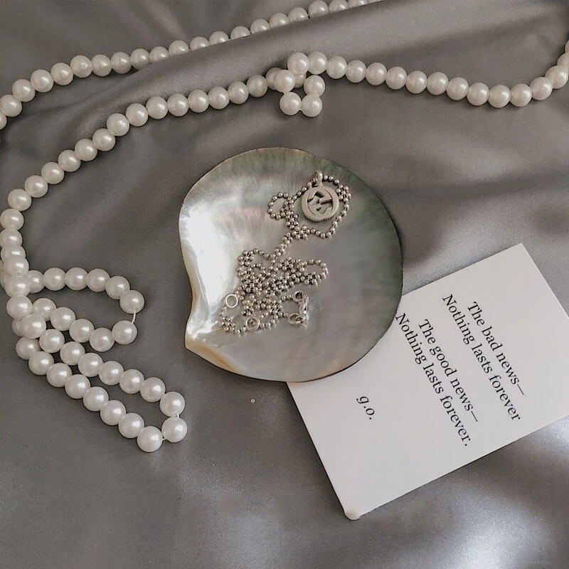 czarna podstawa na biżuterię w kształcie motyla