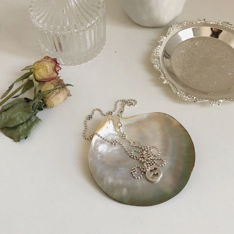 czarna podstawa na biżuterię w kształcie motyla