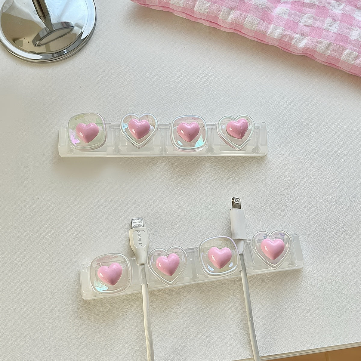 Uchwyt na kabel z różowymi serduszkami Coquette