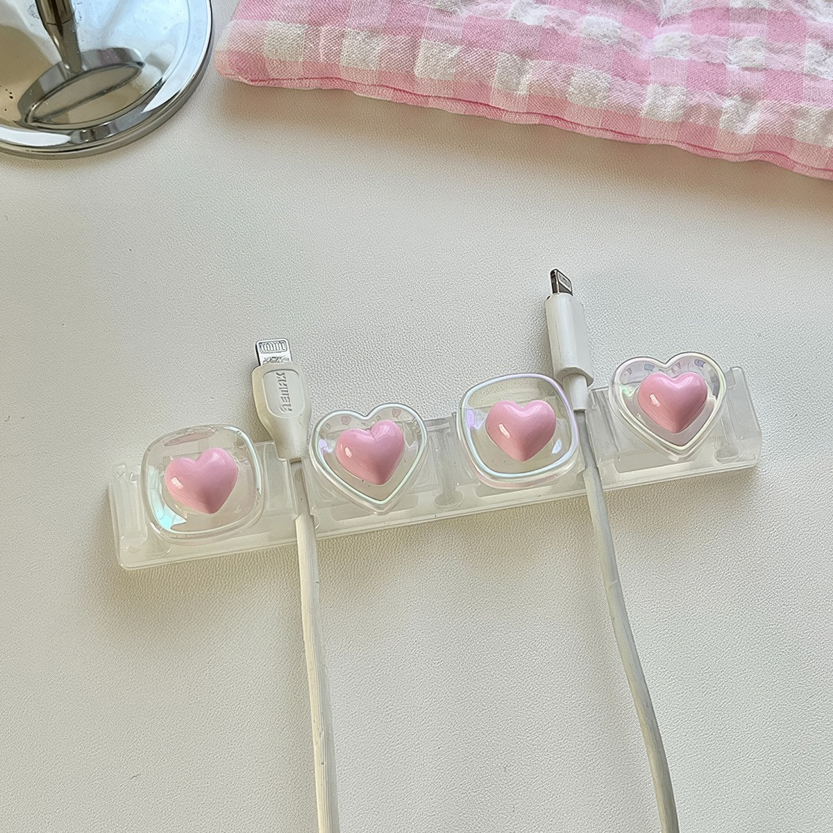 Uchwyt na kabel z różowymi serduszkami Coquette