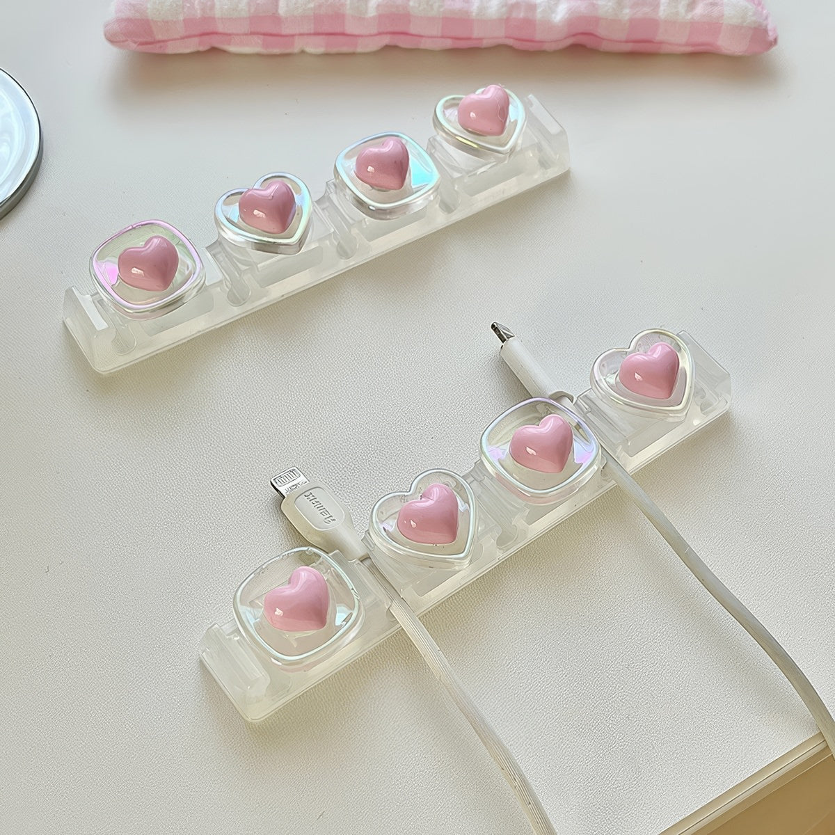 Uchwyt na kabel z różowymi serduszkami Coquette