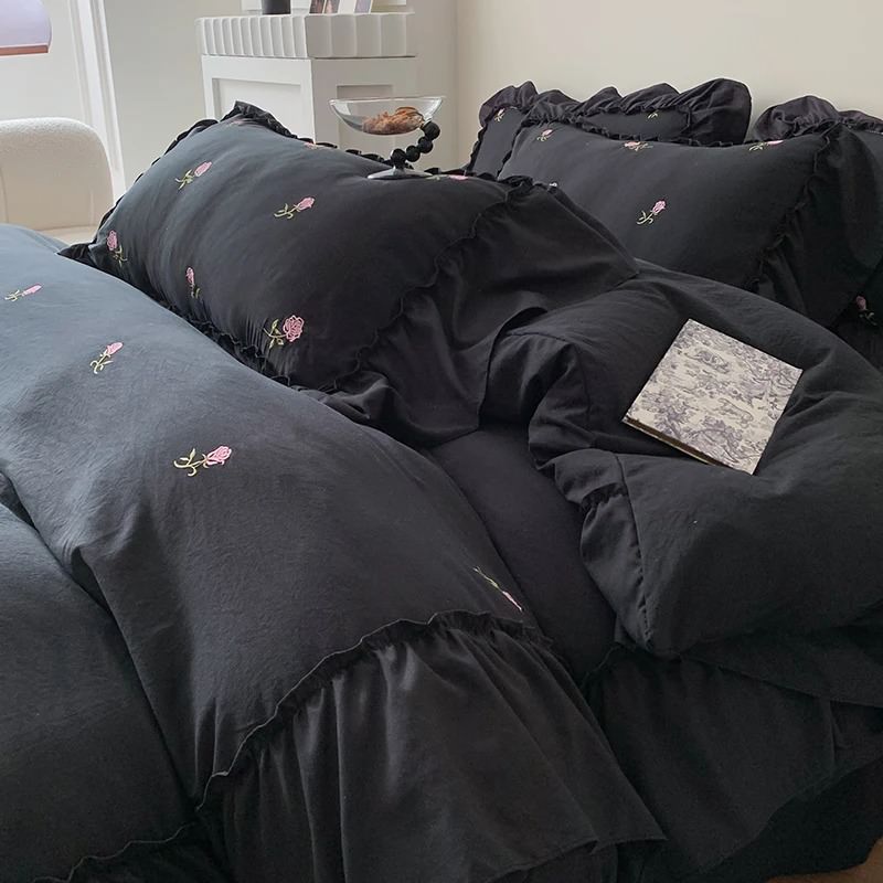 Zestaw pościeli z narzutą i poduchami Coquette Roses Ruffle