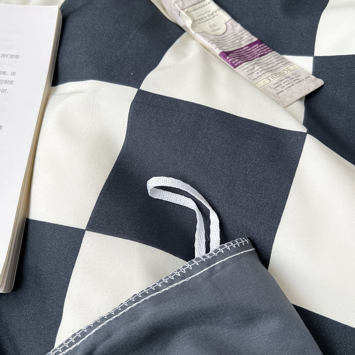 Pościel w czarno-creamowy wzór w kratę