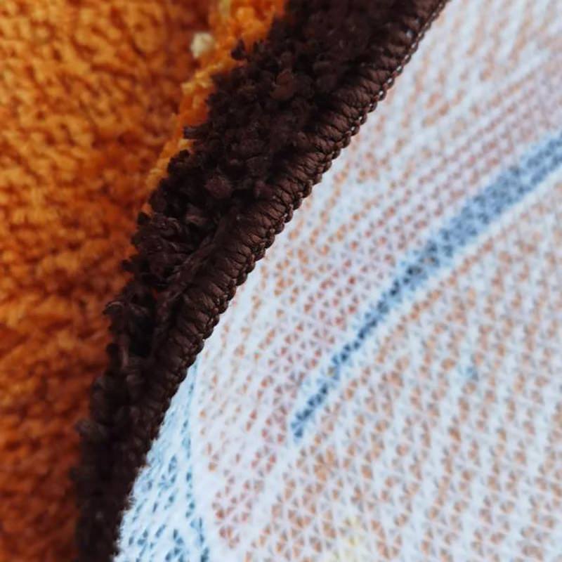 Dywan z toutami w kształcie croissanta