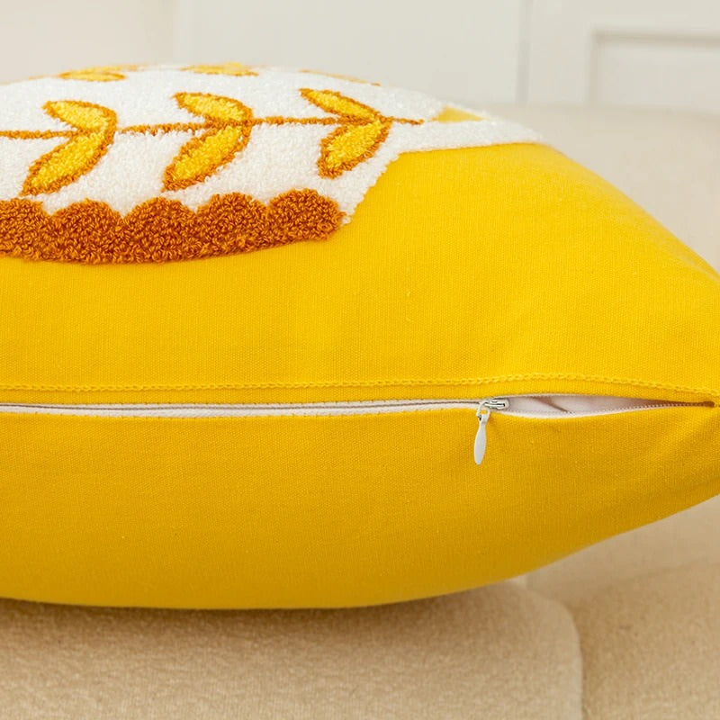 Wzorzysta poduszka z haftowanymi kwiatami w wazonie