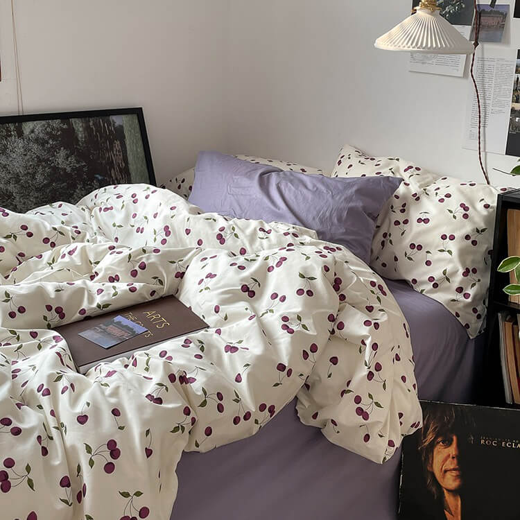 Zestaw pościeli z fioletowymi wiśniami