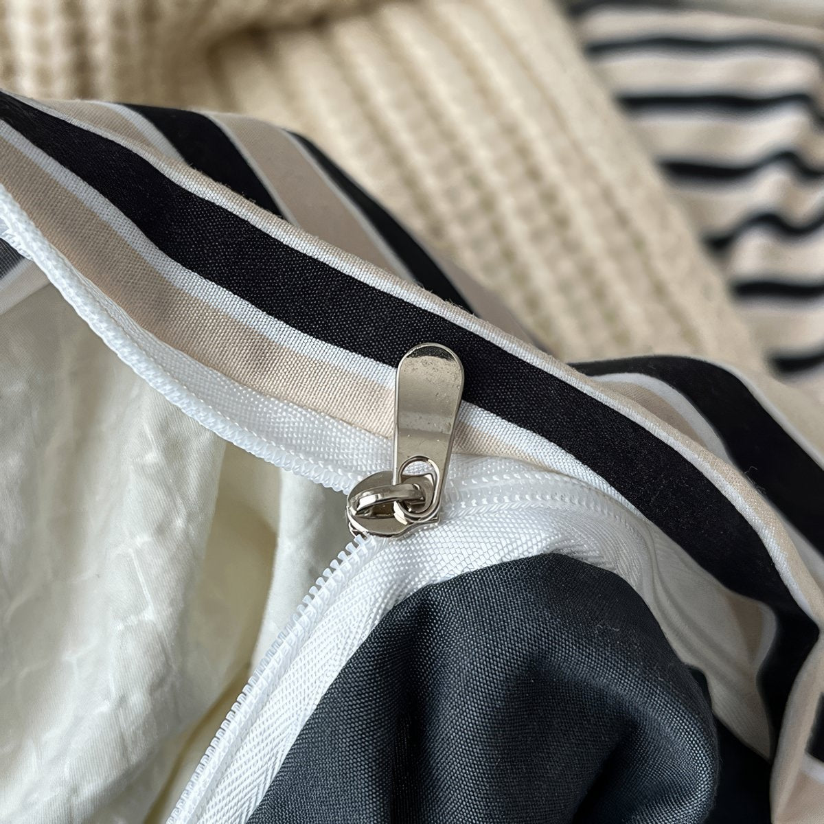 Komplet pościeli w pasiaki granatowo-kremowe