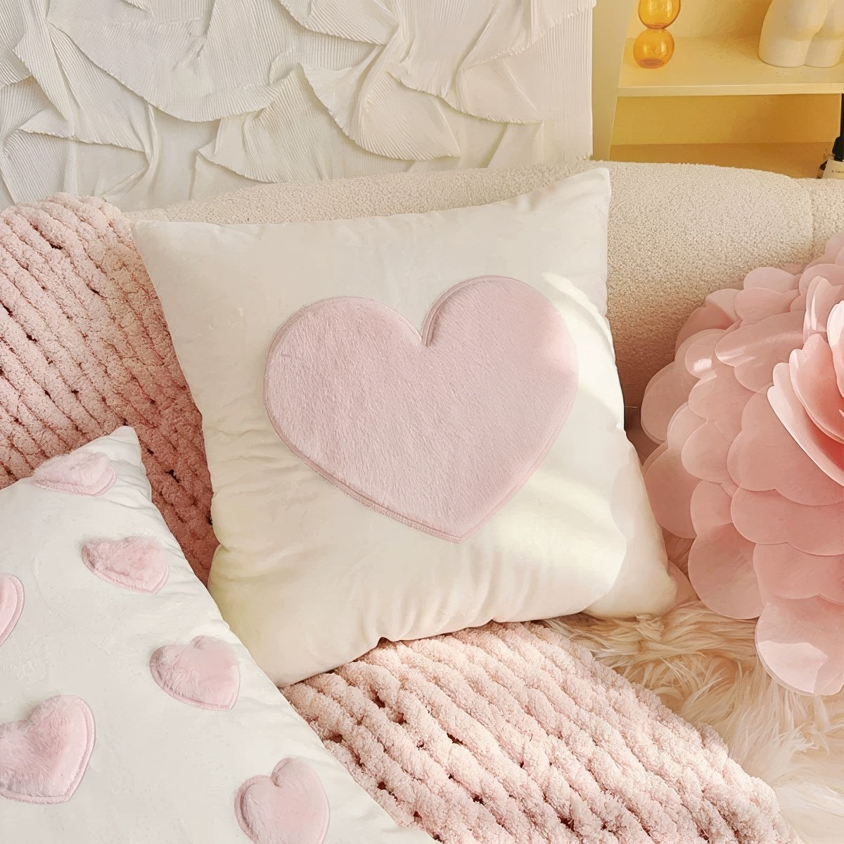 Różowa narzuta na poduszkę z miękkim sercem