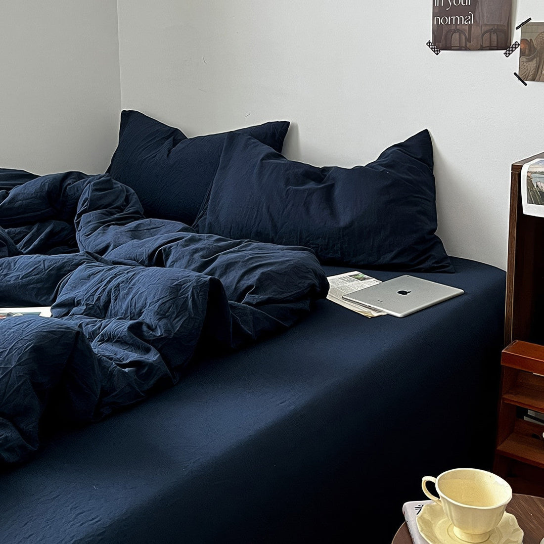 Minimalistyczny zestaw pościeli z głębokim błękitem oceanu