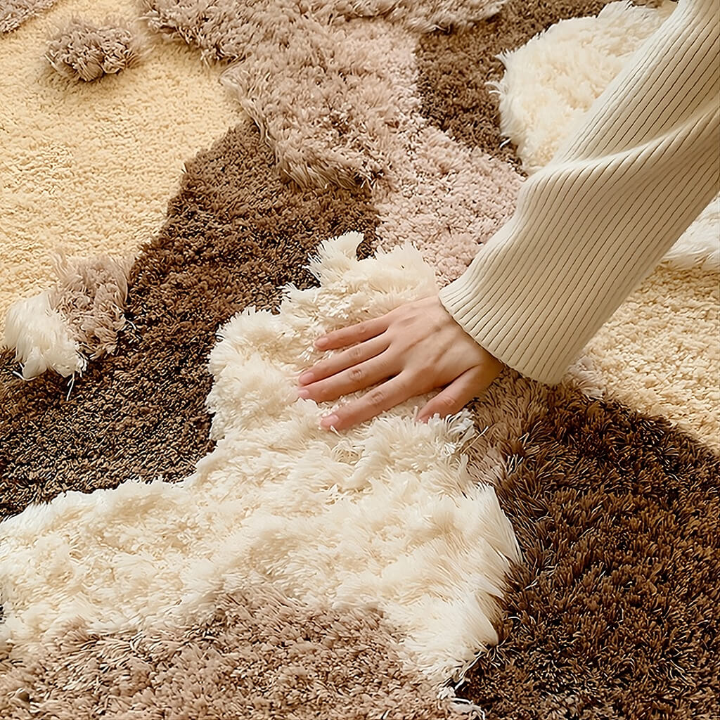 Dywan akcentowy z tkaniny w ziemistych odcieniach