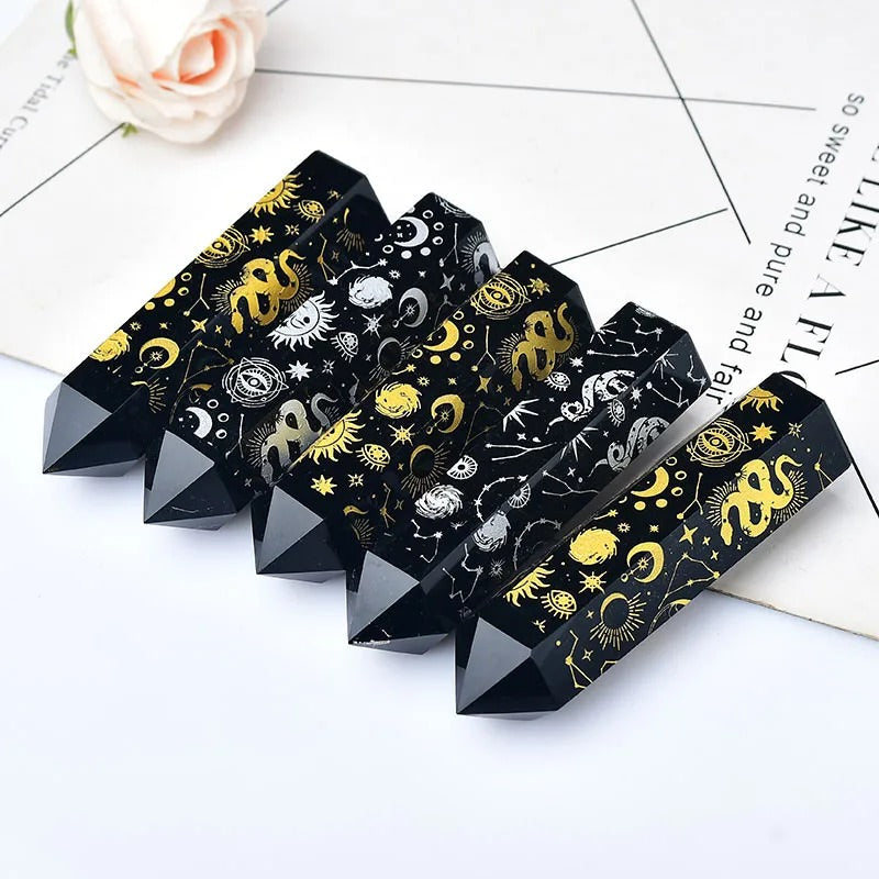 Wieża z obsydianowego kryształu z motywem Księżyca