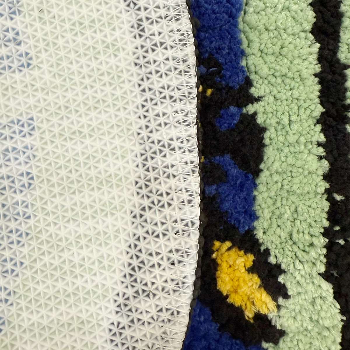 Sztuczny dywan z wszurkanym wzorem na oknie