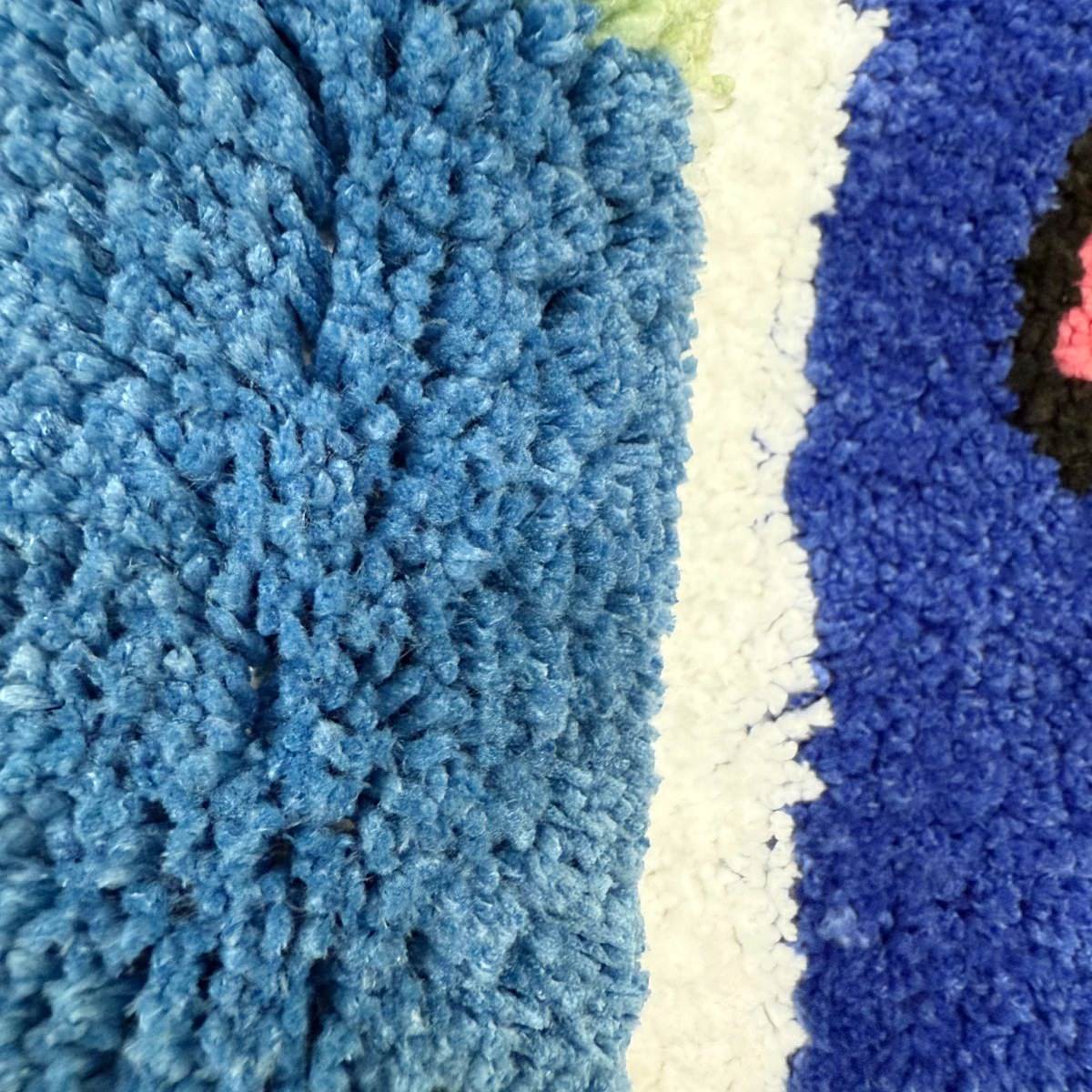 Sztuczny dywan z wszurkanym wzorem na oknie