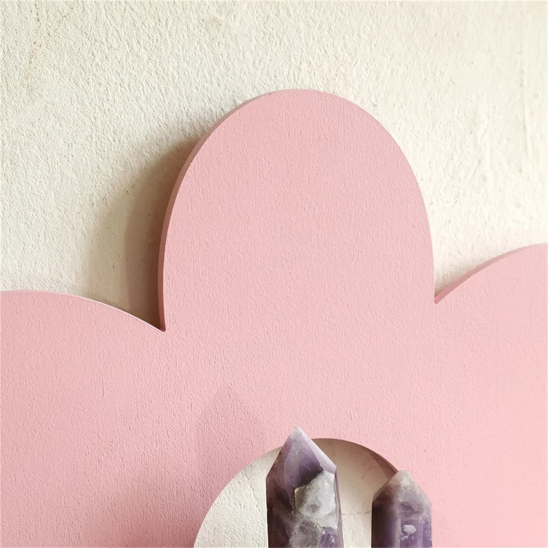 Półka na ścianę z pastelowymi kwiatami