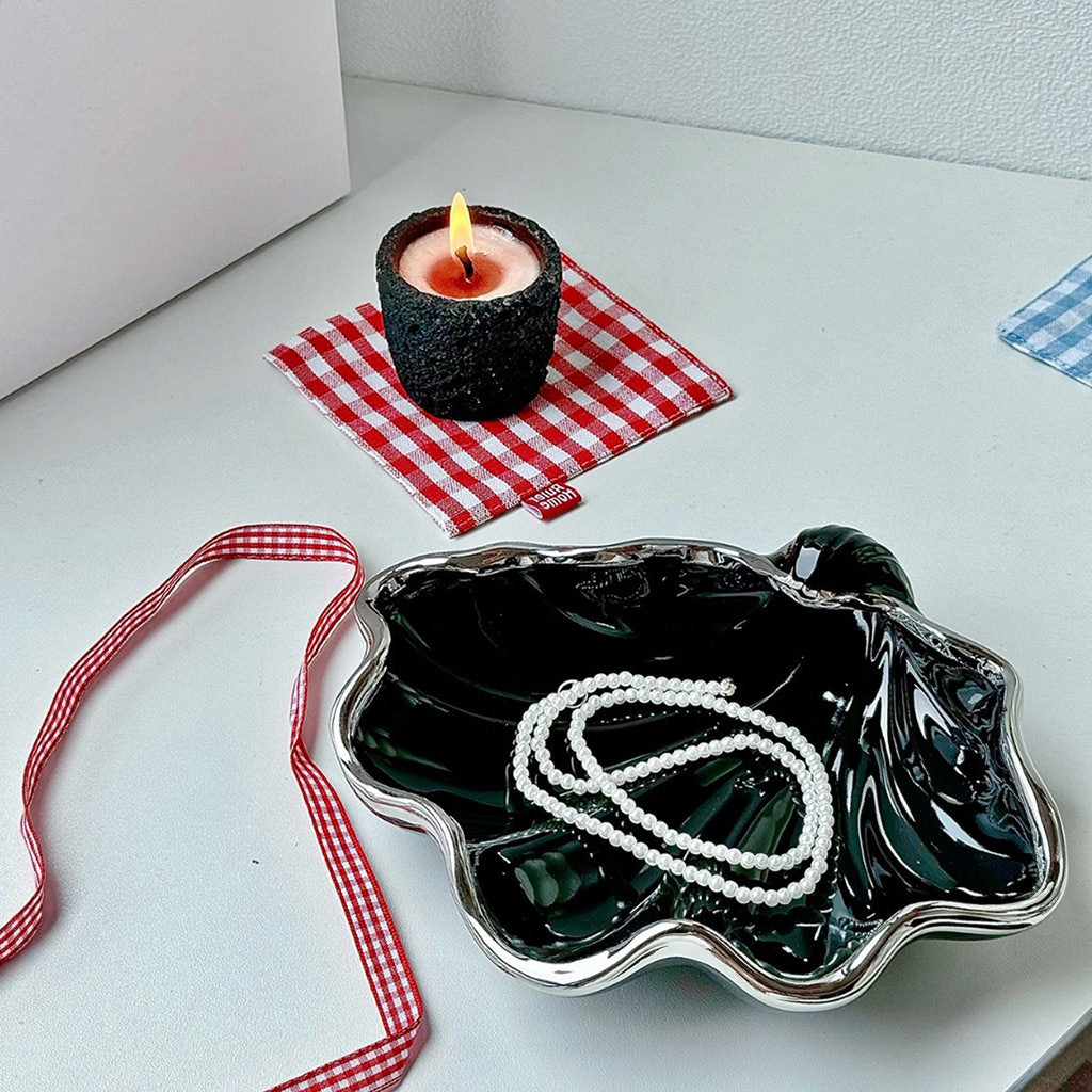 Lśniąca ceramikiowa taca na biżuterię w kształcie muszli