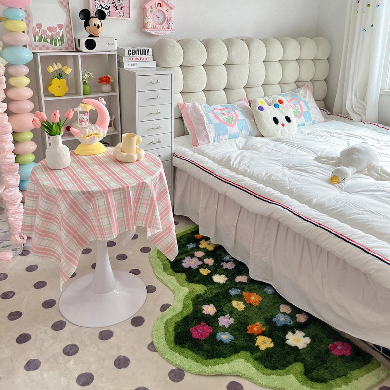 Zielona kwitnąca dywanik ozdobny na trawnik