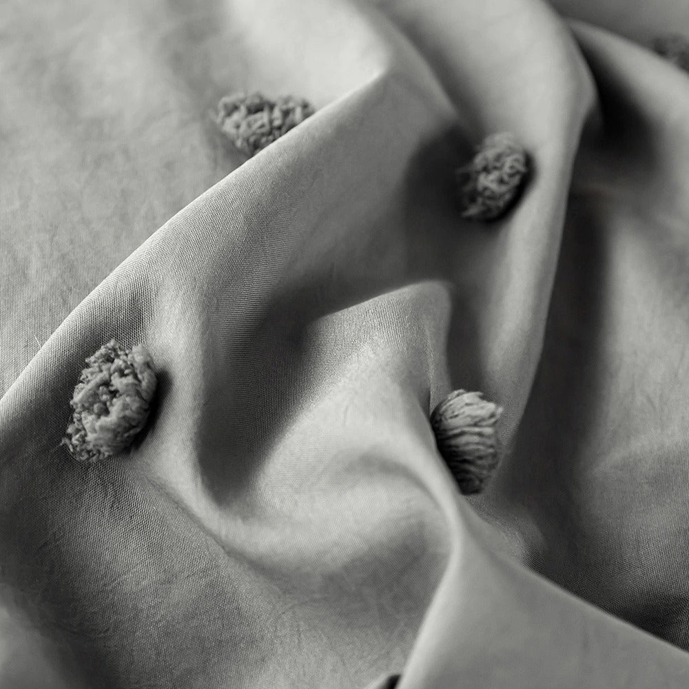 Szara zasłona z pomponami zestaw pościeli