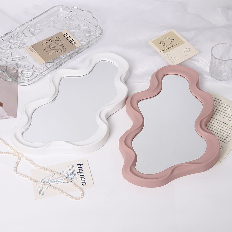 Nieregularne zakrzywione lustro ścienne