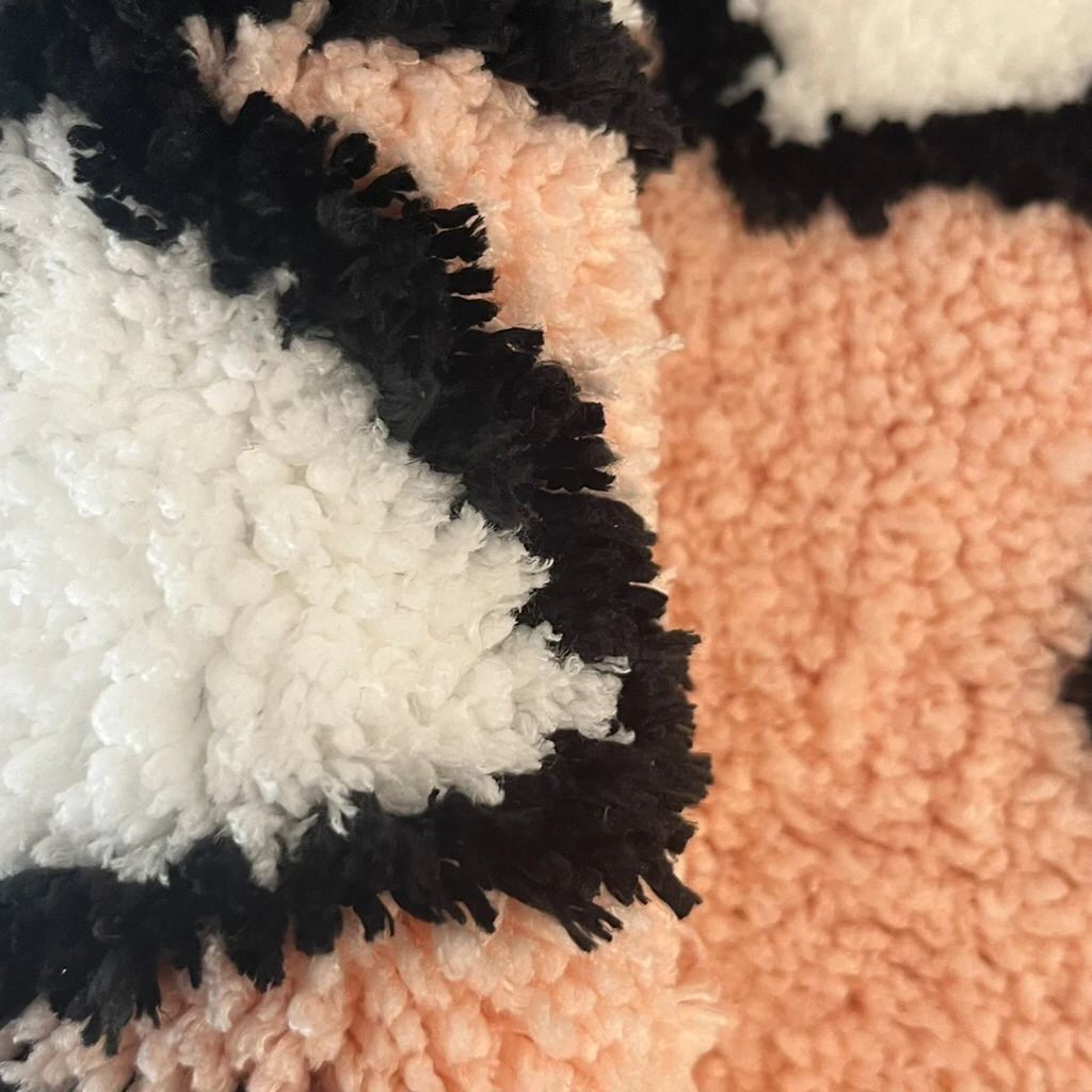 Uroczy dywanik z gdzistym abażurem w postaci złowieszczego rekina