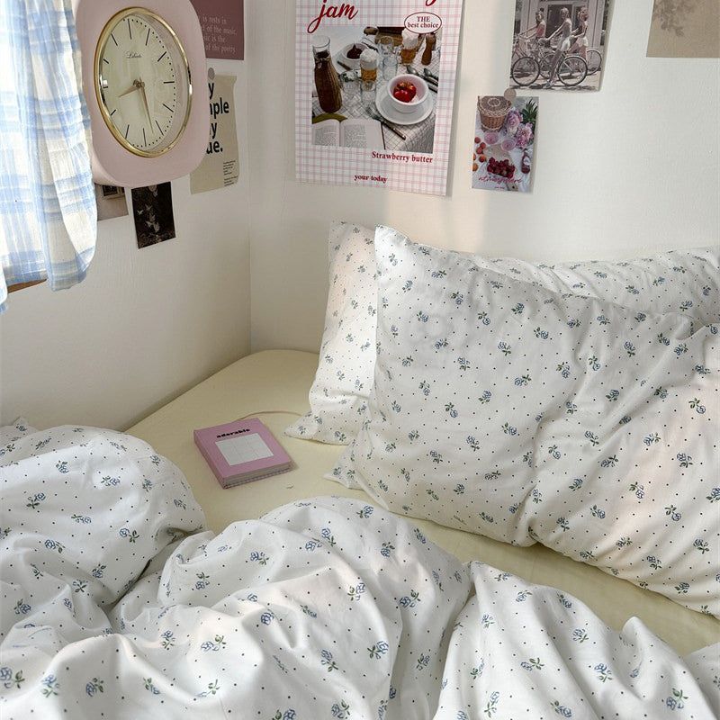 Lekki błękitny zestaw pościeli z małymi kwiatami z bawełny