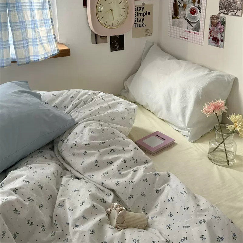 Lekki błękitny zestaw pościeli z małymi kwiatami z bawełny