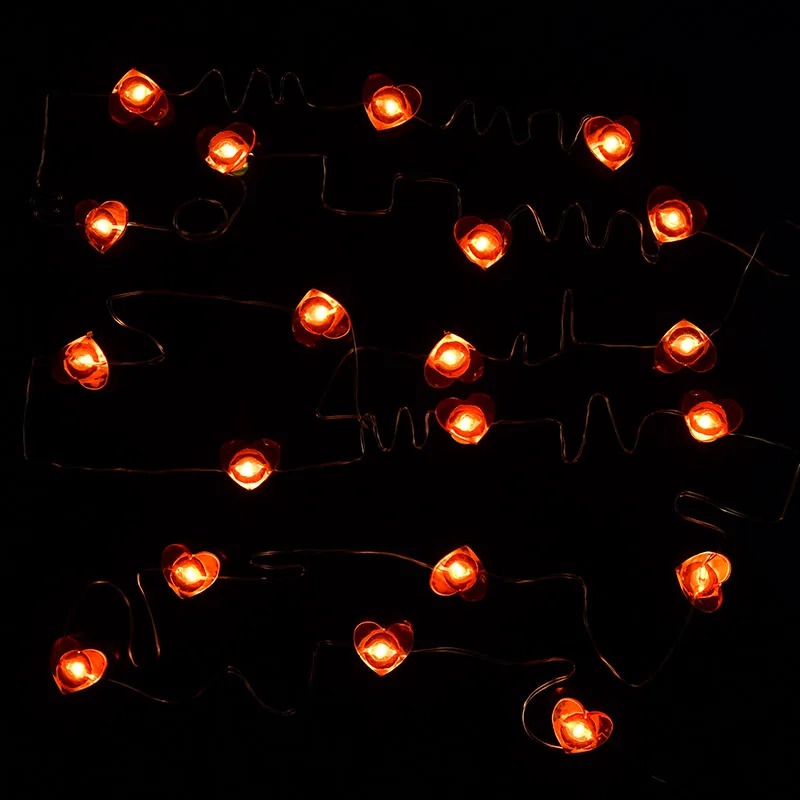 Małe czerwone serca świetlne na niteczce