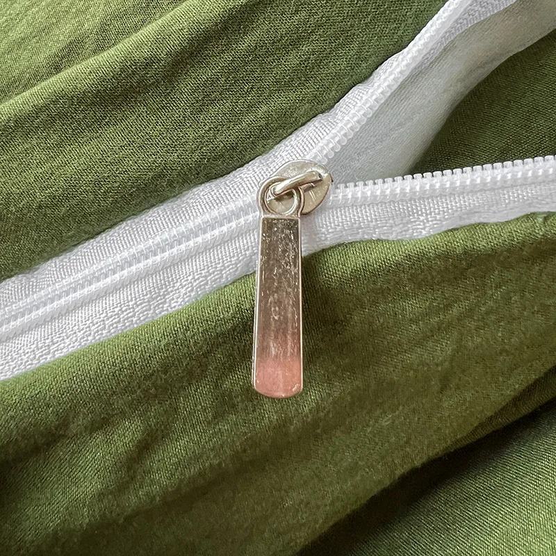 Pościel w jednolitym kolorze z powyłamywanymi arkuszami