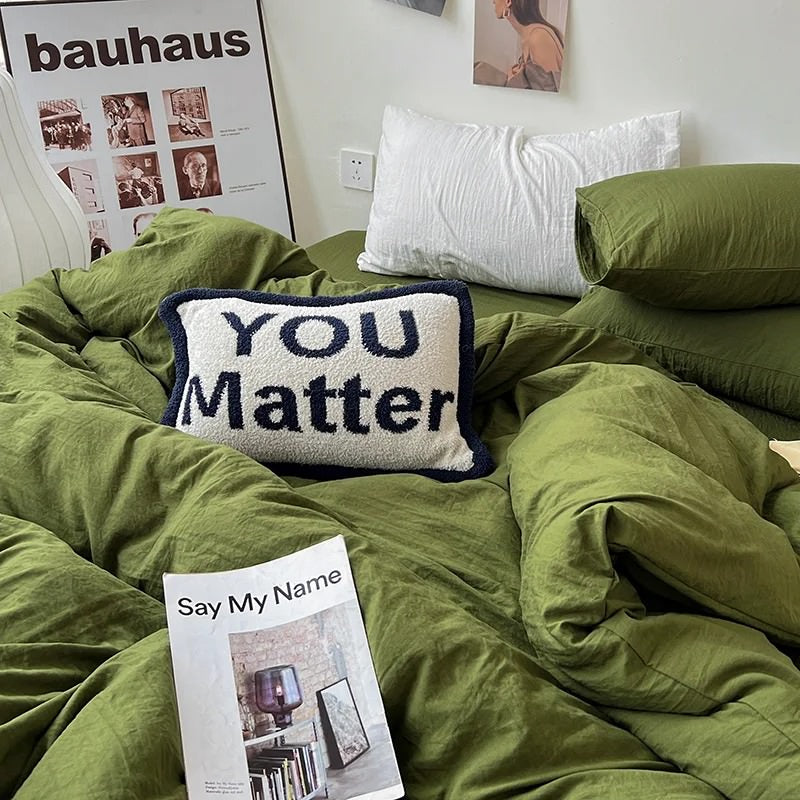 Pościel w jednolitym kolorze z powyłamywanymi arkuszami