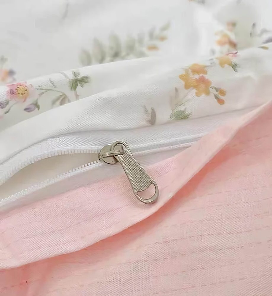 Komplet pościeli w jasnoróżowe kwiatowe wzory