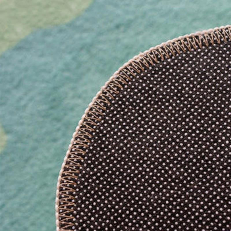 Dywanek akcentowy w pastelowe chmury o nieregularnym kształcie