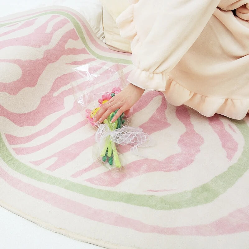 Różowy dywanik z nadrukiem zebra jako akcent