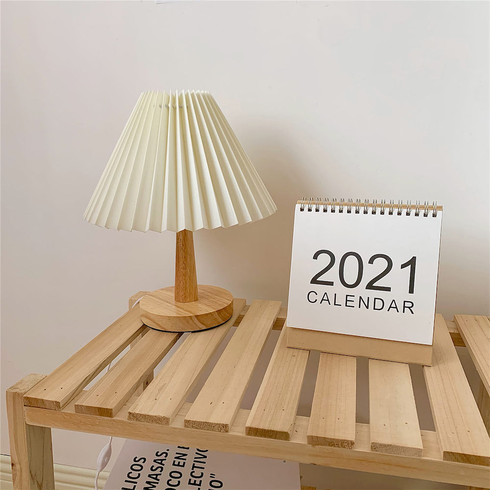 Lampska na stół z plisowanym abażurem