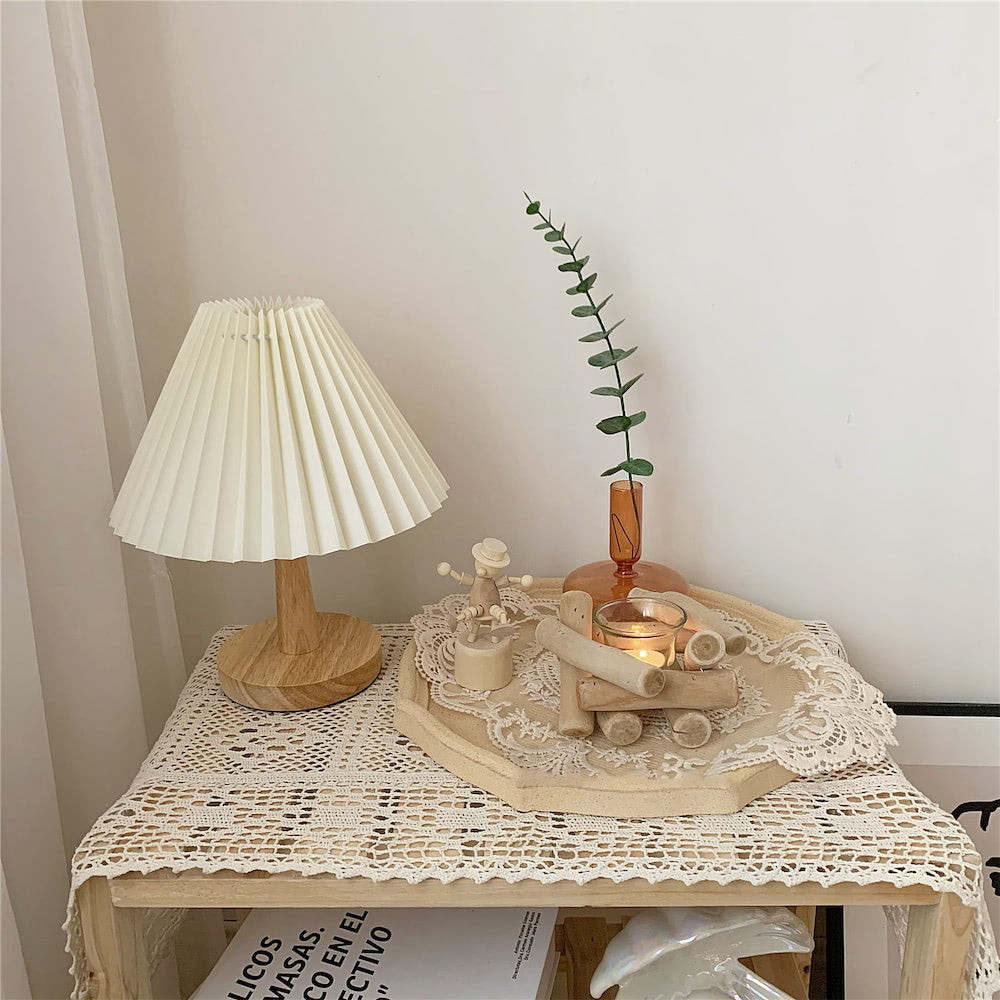 Lampska na stół z plisowanym abażurem